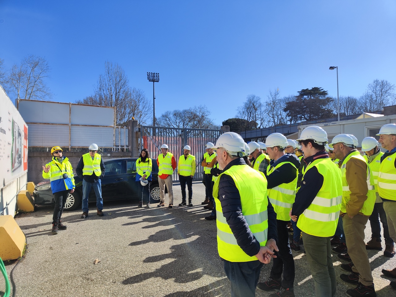 Visitatori al cantiere di Campo di Marte al punto di ritrovo