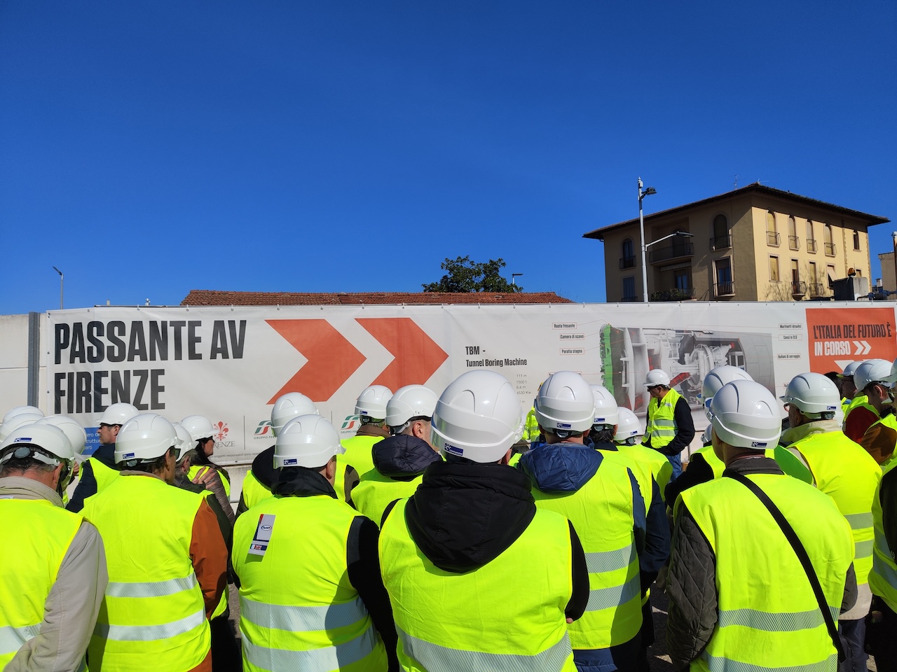 Visitatori al cantiere di Campo di Marte al punto di ritrovo