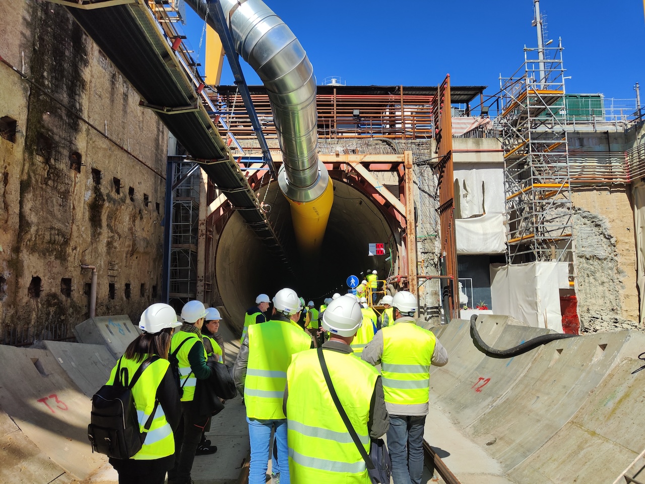 Visitatori al cantiere di Campo di Marte all'imbocco dello scavo