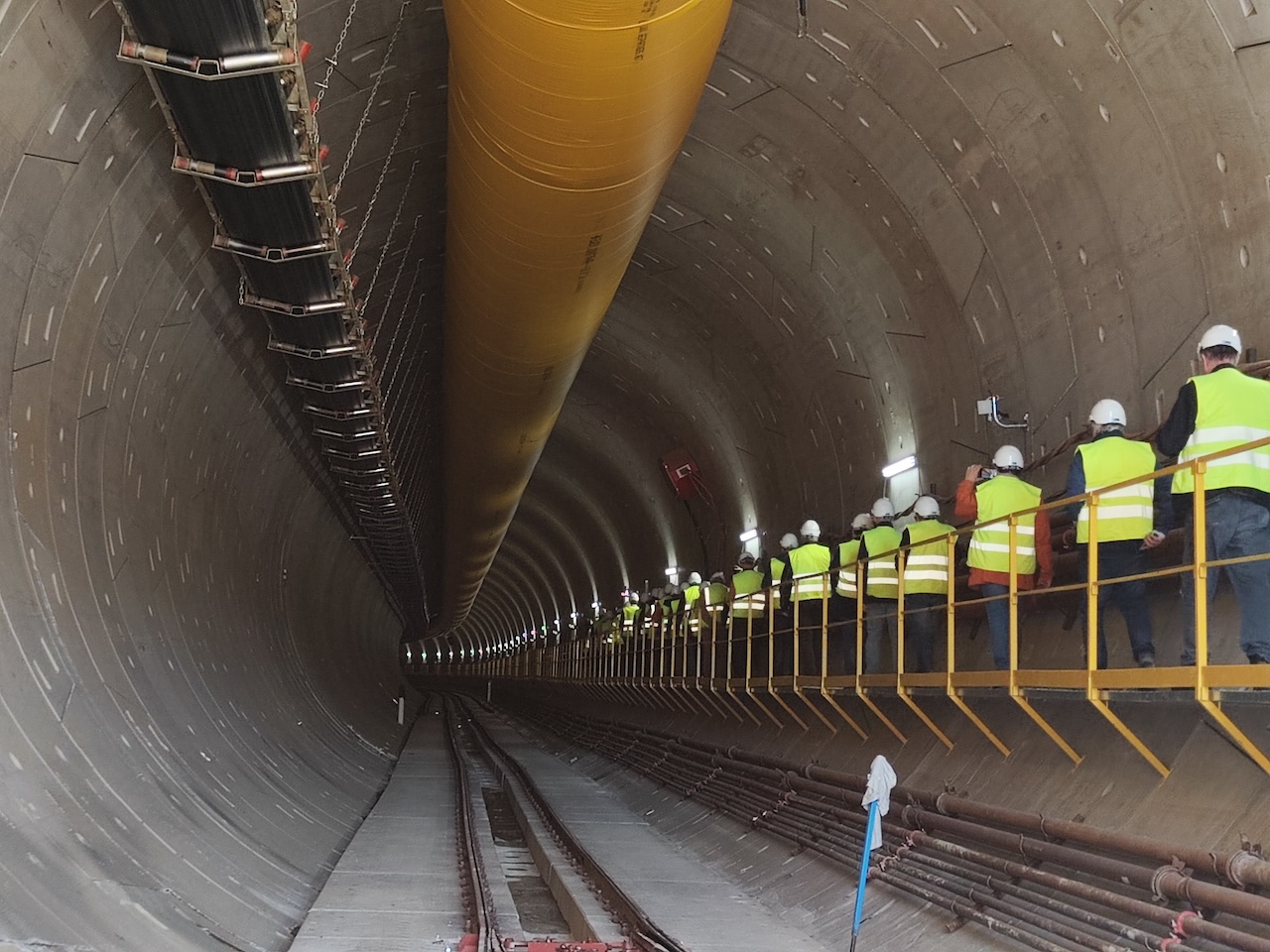 Visitatori al cantiere di Campo di Marte si inoltrano nello scavo