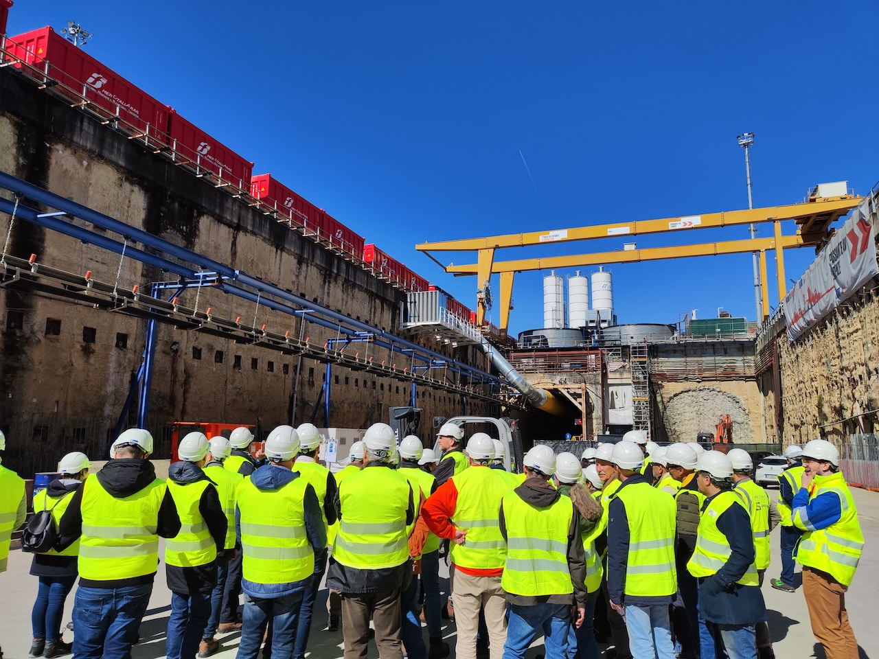 Visitatori al cantiere di Campo di Marte all'imbocco dello scavo